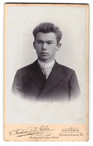 Fotografie C. Fecken & E. John, Genthin, Parchenstr. 35, Junger Herr im Anzug mit Krawatte