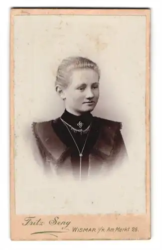 Fotografie Fritz Seng, Wismar i. M., Am Markt 26, Junge Dame mit zurückgebundenem Haar