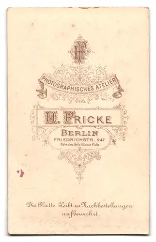 Fotografie H. Fricke, Berlin, Friedrichstr. 247, Bürgerliche Dame mit einem Buch