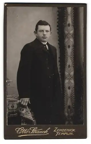 Fotografie Otto Strauch, Zehdenick, Am Markt 1, Junger Herr im Anzug mit Krawatte