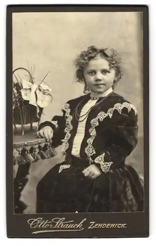 Fotografie Otto Strauch, Zehdenick, Am Markt 1, Kleines Mädchen im Samtkleid