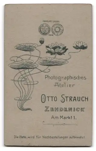 Fotografie Otto Strauch, Zehdenick, Am Markt 1, Kleines Mädchen im Samtkleid