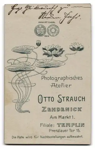 Fotografie Otto Strauch, Zehdenick, Am Markt 1, Ältere Dame im Kleid mit Kragenbrosche