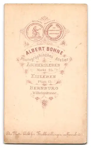 Fotografie Albert Bohne, Aschersleben, Markt 25, Junge Dame mit Flechtfrisur und Amulett