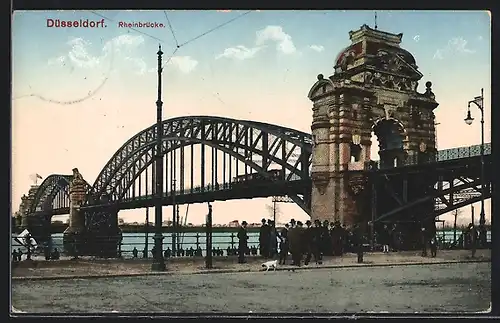 AK Düsseldorf, Rheinbrücke mit Passanten