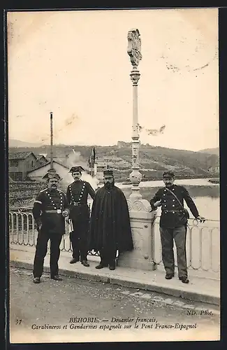 AK Behobie, Duoanier francais, Carabineros et Gendarmes espagnols sur le Pont Franco-Espagnol