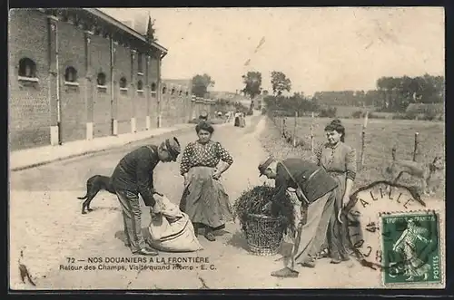 AK Nos Douaniers a la Frontiere, Retour des Champs, Visite quand méme