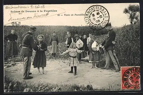 AK Scènes de Douane à la Frontière, Visite de Pacotilleurs, Soldaten mit Kindern