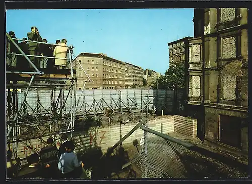 AK Berlin, Blick über die Grenze an der Bernauer Strasse