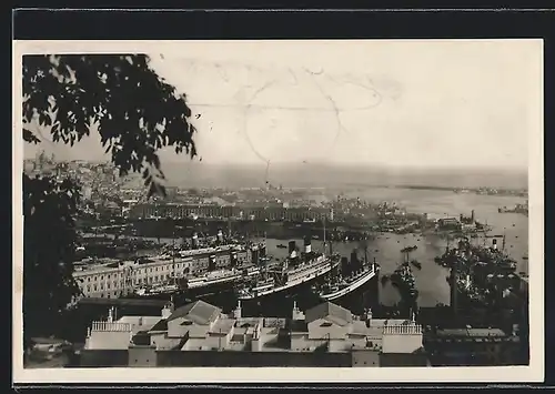 AK Genova, Panorama mit Hafen, Passagierschiffe