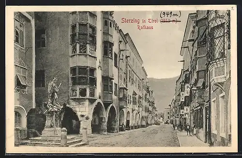 AK Sterzing, das Denkmal vor dem Rathaus