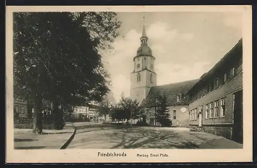 AK Friedrichroda, Strassenpartie am Herzog Ernst-Platz mit Kirche