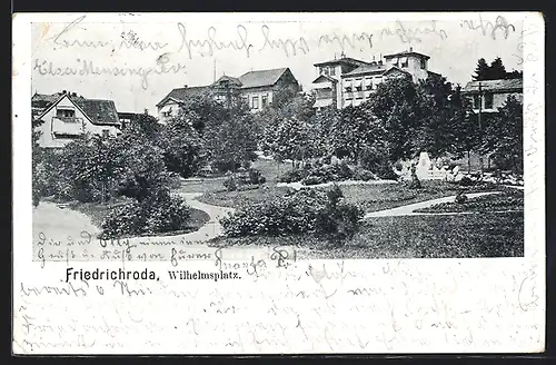 AK Friedrichroda, Wilhelmsplatz, Parkanlagen mit Häuserblick