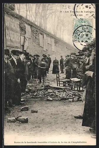 AK Limoges, Les Troubles 1905, Restes de la barricade incendiée à l`entrée de la rue de l`Amphithéatre