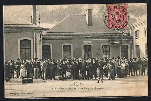 AK Modane, La Gare, les Emigrants Italiens, Bahnhof