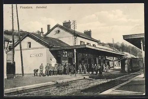 AK Vouziers, Soldaten auf dem Bahnsteig des Bahnhofs, la Gare