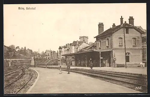AK Briey, Bahnhof mit Häuseransicht