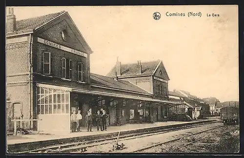 AK Comines, La Gare, Bahnhof mit wartenden Leuten am Bahnsteig