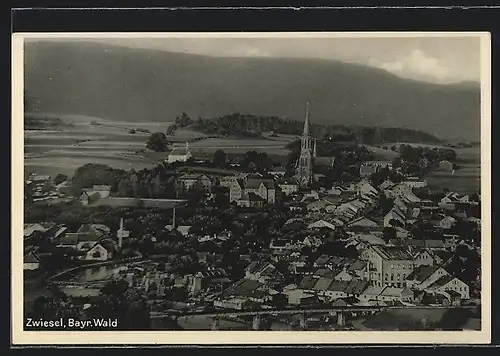 AK Zwiesel /Bayr. Wald, Ortsansicht mit Kirche u. Bergen