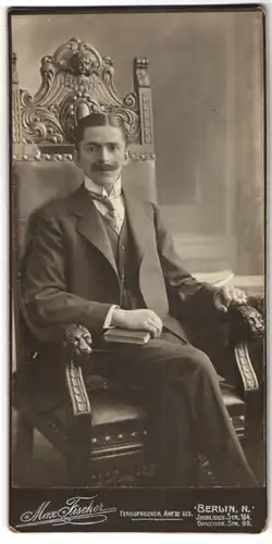 Fotografie Max Fischer, Berlin, junger Mann im feinen Nadelstreifen Anzug mit Mustach