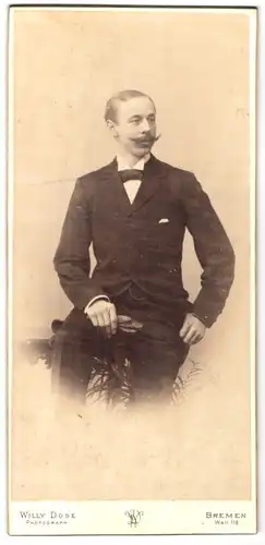 Fotografie Willy Dose, Bremen, junger Mann im Anzug mit Fliege und Mustasch