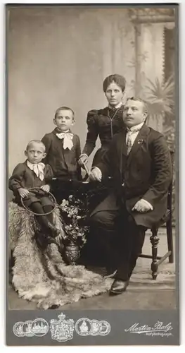 Fotografie Martin Balg, Berlin, Dirksenstr. 25, Herr Albert Hannemann nebst Frau und seinen beiden Söhnen, Miniaturorden