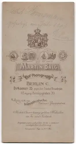 Fotografie Martin Balg, Berlin, Dirksenstr. 25, Herr Albert Hannemann nebst Frau und seinen beiden Söhnen, Miniaturorden