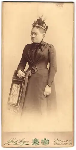Fotografie Albert Meyer, Berlin, Dame im dunklen Kleid mit Blumenhut und Zwickerbrille
