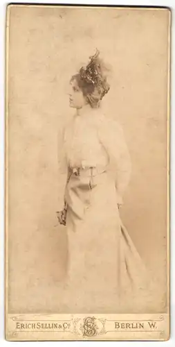 Fotografie Erich Sellin & Co., Berlin, junge Frau Lenchen im weissen Kleid mit Kopfschmuck