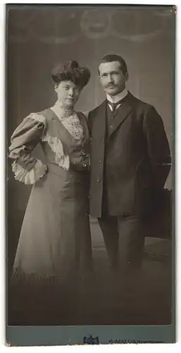 Fotografie Hubert Lill, Mannheim, junges Paar im Anzug mit Schlips und im Kleid mit Rüschen