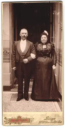 Fotografie Berger, Liege, 47 /49 Rue du Post, belgisches Paar im Frack und im dunklen Kleid mit Brosche