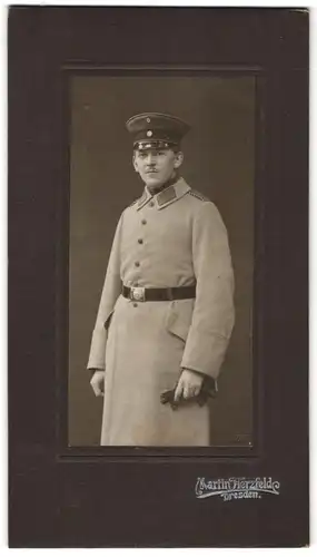 Fotografie Martin Herzfeld, Dresden, sächsischer Einjährig-Freiwilliger Soldat in Uniform Mantel mit Schirmmütze