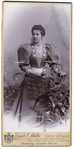 Fotografie Ernst J. Müller, Reichenberg / Liberec, junge Frau im Kleid mit Puffärmeln und Stehkragen