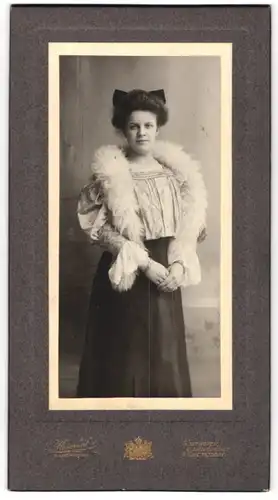 Fotografie J. Heimhuler, Sonthofen, junge Frau in heller Bluse mit Stola und Haarschleife