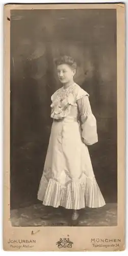 Fotografie Joh. Urban, München, junge Frau im weissen Kleid mit Schmuckhalskette