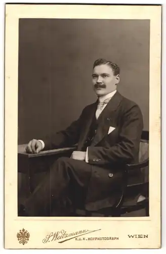 Fotografie S. Weitzmann, Wien, Herr Pepi im dunklen Anzug mit Krawatte und Mustasch