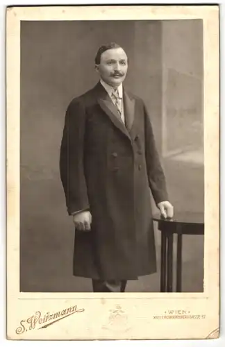 Fotografie S. Weitzmann, Wien, Mann im dunklen Mantel mit Krawatte