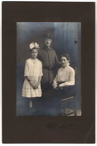 Fotografie Jac. Uebach, Krefeld, Hochstr. 15, Soldat in Feldgrau Uniform nebst seiner Frau und Tochter, Kriegsausmarsch