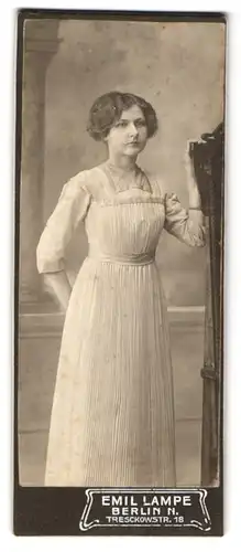 Fotografie Emil Lampe, Berlin, Treschkowstr. 18, Schöne junge Frau mit gewelltem Haar in weissem Kleid