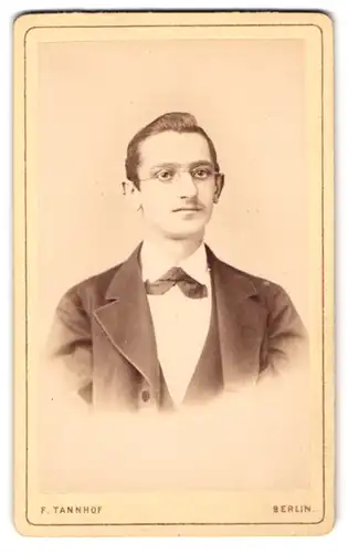 Fotografie F. Tannhof, Berlin, Chaussee-Strasse 51, Eleganter junger Herr mit Brille
