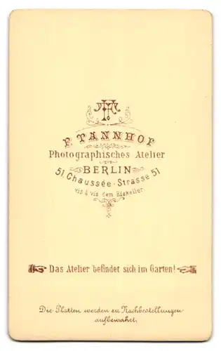 Fotografie F. Tannhof, Berlin, Chaussee-Strasse 51, Eleganter junger Herr mit Brille