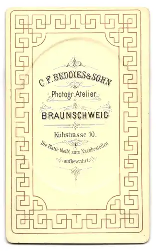 Fotografie C. F. Beddies & Sohn, Braunschweig, Kuhstrasse 10, Ältere Dame mit Flechtfrisur u. halb geschlossenen Augen