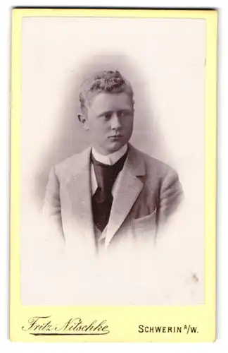Fotografie Fritz Nitschke, Schwerin a. W., Markt 21, Blonder junger Herr in hellem Anzug mit breiter Krawatte