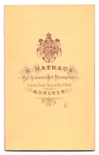 Fotografie H. Mathaus, München, Schwanthaler Strasse 10a, Ältere Dame in geknöpftem Kleid mit Kragenbrosche