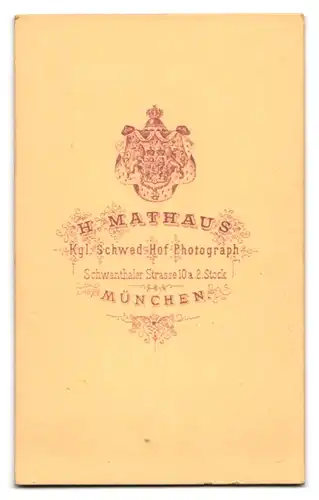 Fotografie H. Mathaus, München, Schwanthaler Strasse 10a, Älterer Herr mit imposantem Schnauzer u. Kinnbart