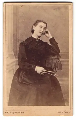 Fotografie Fr. Neumayer, München, Neuhauserstrasse 29, Junge Dame mit kurzem Haar in tailliertem Kleid