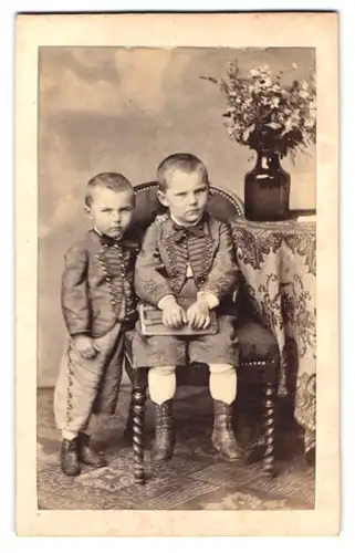 Fotografie unbekannter Fotograf und Ort, Zwei Brüder in eleganten Jacken mit finsterem Blick