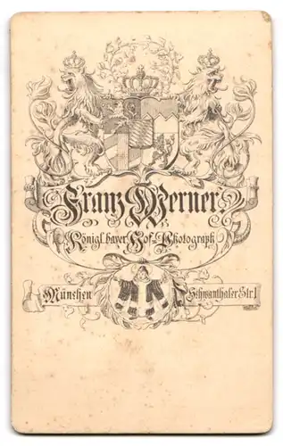 Fotografie Franz Werner, München, Schwanthaler-Str. 1, Schöne Bürgerliche in tailliertem Kleid mit Halskette