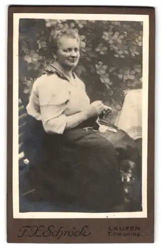 Fotografie F. X. Schröck, Laufen a. S., Berzirksamtsgasse, Ältere Dame im Garten bei der Handarbeit