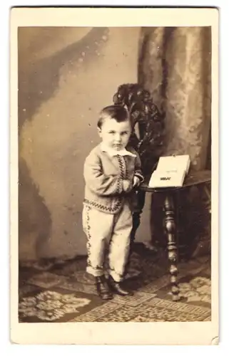 Fotografie Julius Adam, München, Schillerstrasse 23, Kleiner Junge am Stuhl stehend mit Buch